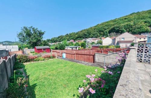 Baglan House | Holiday home with private Garden and mountain view