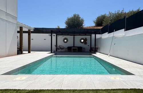Albolote House | Holiday Home 'Your Private Paradise with Pool' with Mountain View, Wi-Fi and Air Conditioning