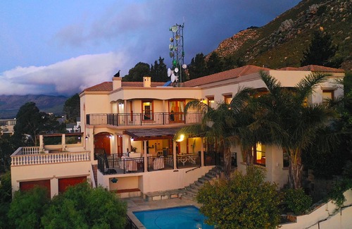 Mountainside House | Holiday house Gordons Bay for 8 - 16 persons with 6 bedrooms - Holiday house