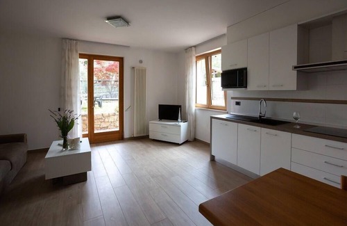 Magugnago Apartment | Holiday House Margherita GARDEN
