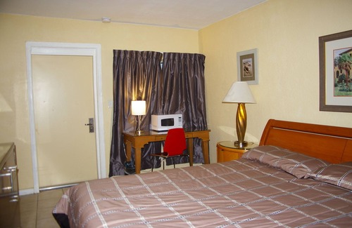 Mango Groves Hotel | Holiday House Motel