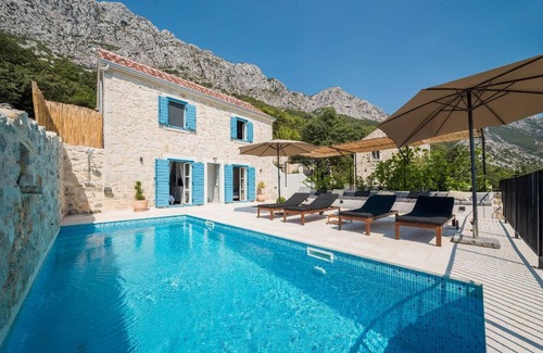 Zaostrog House | Holiday house Zaostrog for 1 - 6 persons with 3 bedrooms - Row house