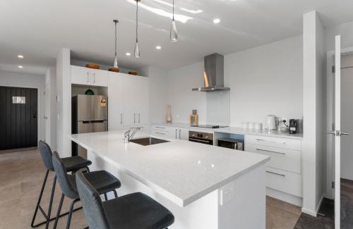 Wharewaka House | Holiday Hub - Taupo