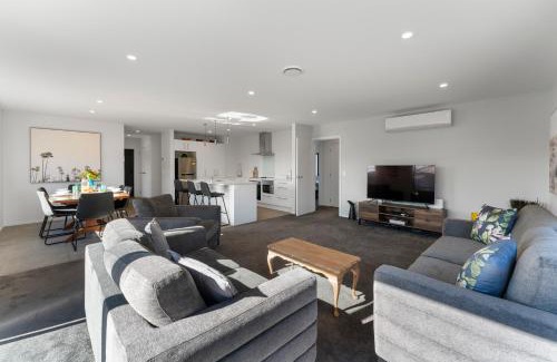 Wharewaka House | Holiday Hub - Taupo