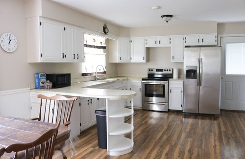 Rock Stream Cabin | Holiday in Watkins Glen-Stay at Wine Trail Lodge for Village Christmas Magic