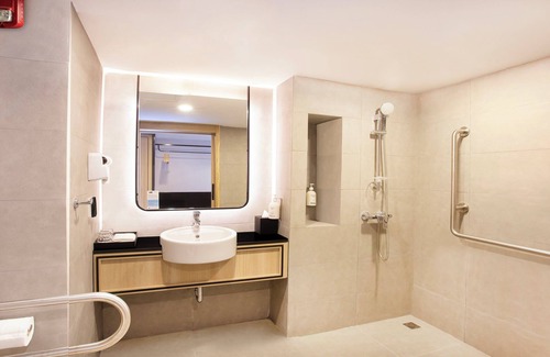 Yan Nawa Hotel | Holiday Inn Express and Suites Bangkok Central Pier by IHG