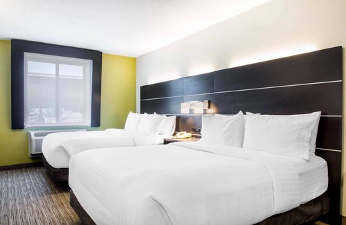 Colonie Hotel | Holiday Inn Express and Suites Albany Airport- Wolf Road by IHG