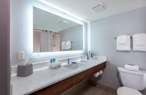 Caloosahatchee Hotel | Holiday Inn Express Cape Coral-Fort Myers Area by IHG
