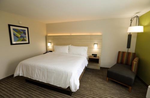 Hillsboro Hotel | Holiday Inn Express Hillsboro I-35 by IHG