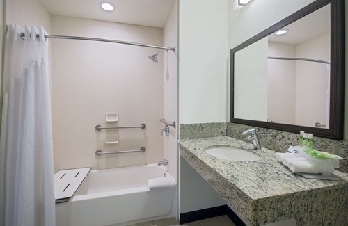 Historic Kailua Village Hotel | Holiday Inn Express Hotel & Suites Kailua-Kona by IHG