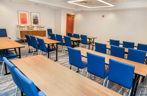 South Side Flats Hotel | Holiday Inn Express Hotel & Suites Pittsburgh-South Side by IHG