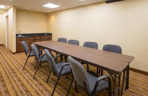 Wauseon Hotel | Holiday Inn Express Hotel & Suites Wauseon by IHG