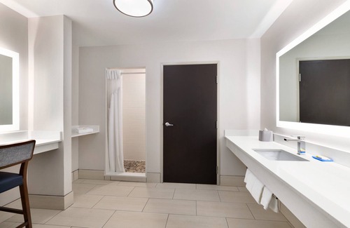 Auburn Hotel | Holiday Inn Express Hotel & Suites Auburn - University Area by IHG