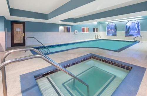 Bishop Hotel | Holiday Inn Express Hotel & Suites Bishop by IHG