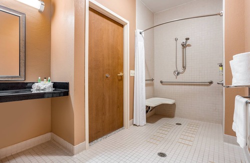 Canton Hotel | Holiday Inn Express Hotel & Suites Canton by IHG
