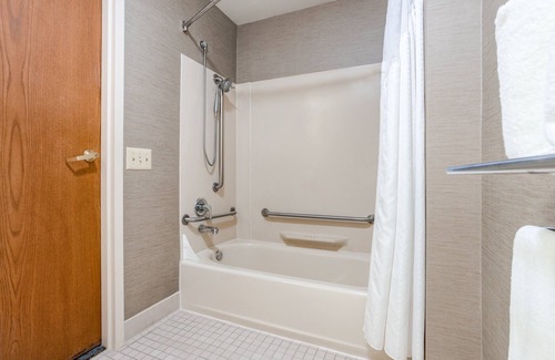 Canton Hotel | Holiday Inn Express Hotel & Suites Canton by IHG