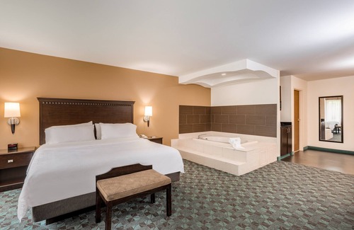 Canton Hotel | Holiday Inn Express Hotel & Suites Canton by IHG