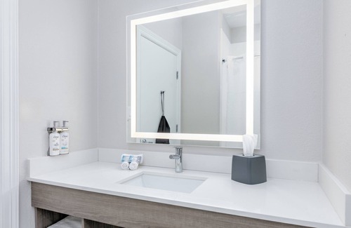 Winnie Hotel | Holiday Inn Express Hotel & Suites Winnie by IHG