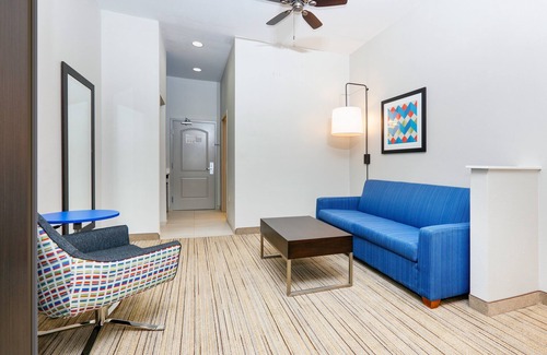 Cleburne Hotel | Holiday Inn Express Hotel & Suites Cleburne by IHG