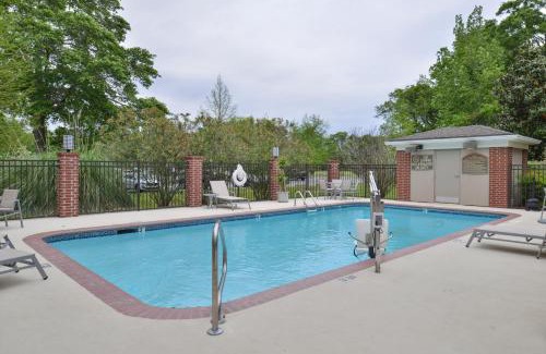 Milton Hotel | Holiday Inn Express Hotel & Suites Lafayette by IHG