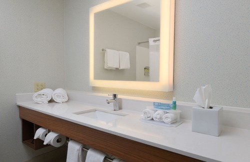 Magnolia Hotel | Holiday Inn Express Hotel & Suites Magnolia-Lake Columbia by IHG