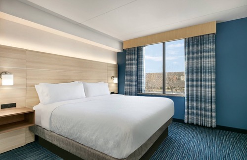 Norfolk - Virginia Beach Hotel | Holiday Inn Express Hotel & Suites Norfolk Airport by IHG