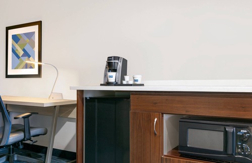 Norfolk - Virginia Beach Hotel | Holiday Inn Express Hotel & Suites Norfolk Airport by IHG