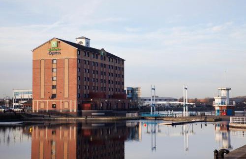 Salford Hotel | Holiday Inn Express Manchester - Salford Quays by IHG