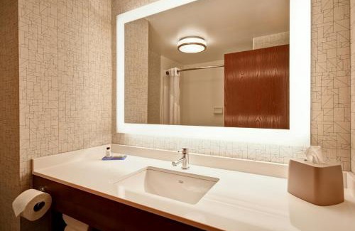 Middletown Hotel | Holiday Inn Express Newport North - Middletown by IHG