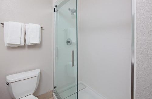 Magnesia Falls Cove Resort | Holiday Inn Express & Suites Rancho Mirage - Palm Spgs Area by IHG