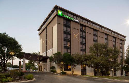 Crownhill Park Hotel | Holiday Inn Express - San Antonio Airport by IHG