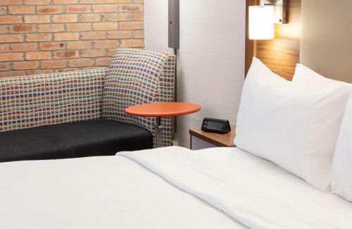 Crownhill Park Hotel | Holiday Inn Express - San Antonio Airport by IHG