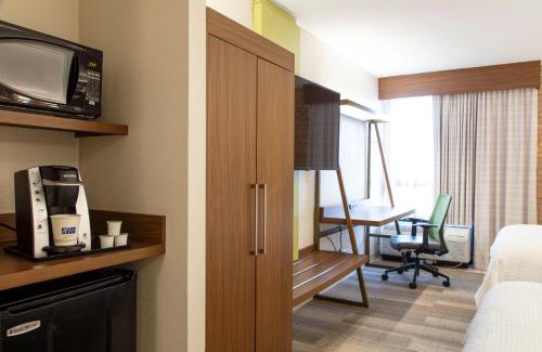 Crownhill Park Hotel | Holiday Inn Express - San Antonio Airport by IHG