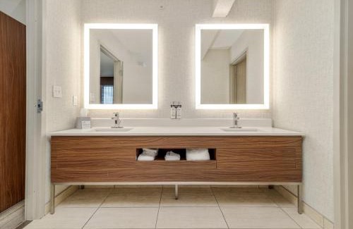 Medicine Hat Hotel | Holiday Inn Express & Suites Medicine Hat by IHG