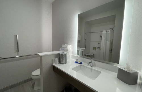 Fort Smith Hotel | Holiday Inn Express & Suites Ft. Smith Airport by IHG