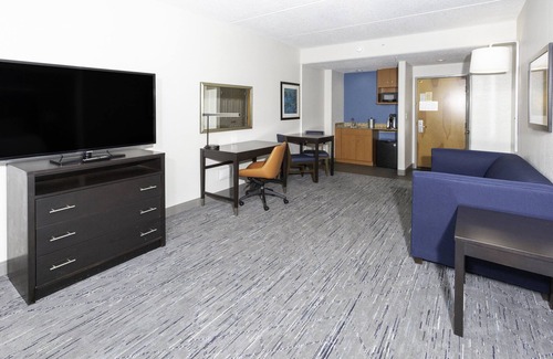 Northside Hotel | Holiday Inn Express & Suites Jacksonville Airport by IHG