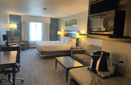 Montgomery Hotel | Holiday Inn Express & Suites Montgomery by IHG