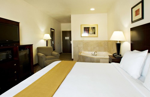 Childress Hotel | Holiday Inn Express & Suites Childress by IHG