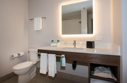 Victoria Hotel | Holiday Inn Express & Suites Victoria-Colwood by IHG