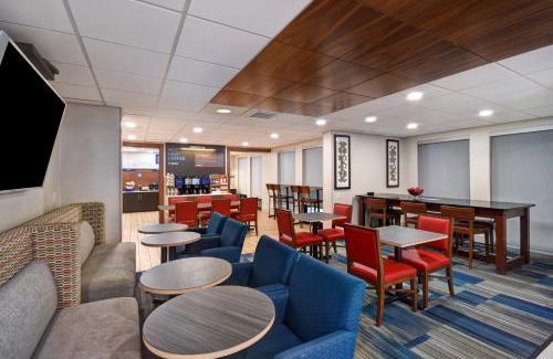 East Texas Hotel | Holiday Inn Express & Suites Allentown-Dorney Park Area by IHG