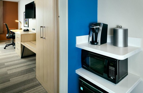 Medford Hotel | Holiday Inn Express & Suites Medford by IHG