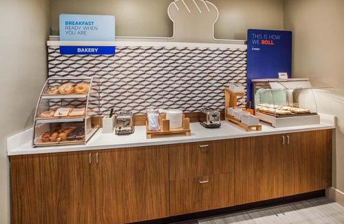 Colgate Hotel | Holiday Inn Express & Suites Milwaukee NW - Park Place by IHG