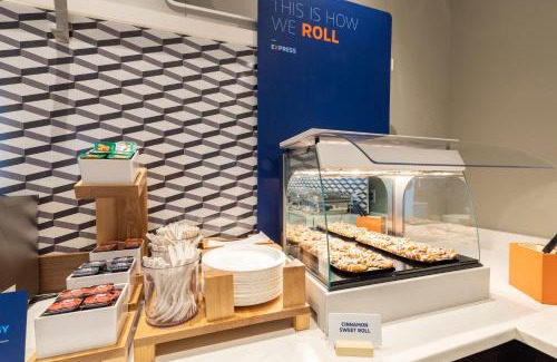 Colgate Hotel | Holiday Inn Express & Suites Milwaukee NW - Park Place by IHG
