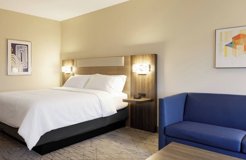 Normal Hotel | Holiday Inn Express & Suites Bloomington - Normal by IHG