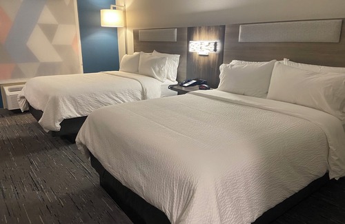 Elyria Hotel | Holiday Inn Express & Suites Elyria by IHG