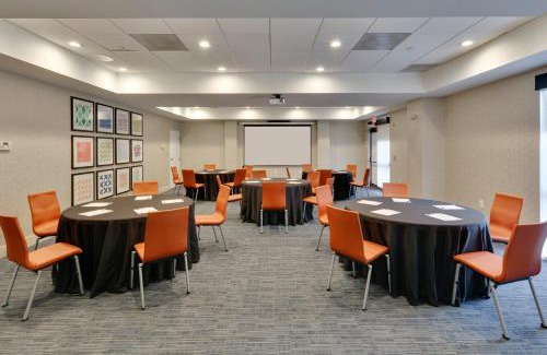 Las Colinas Hotel | Holiday Inn Express & Suites Irving Conv Ctr - Las Colinas by IHG