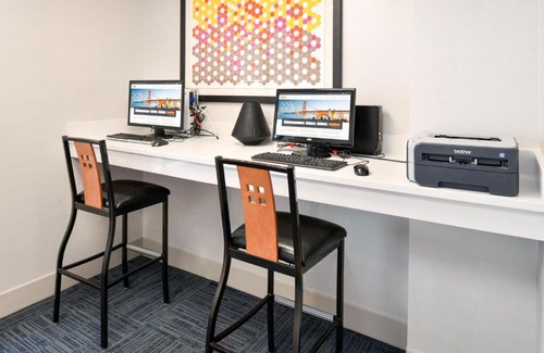 Pueblo Hotel | Holiday Inn Express & Suites Pueblo by IHG