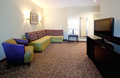 Clemson Hotel | Holiday Inn Express & Suites Clemson by IHG