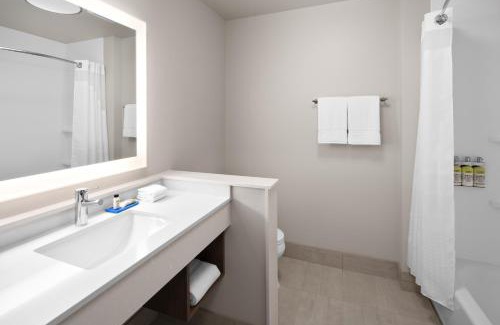 Elkhorn Hotel | Holiday Inn Express & Suites - Elkhorn - Lake Geneva Area by IHG