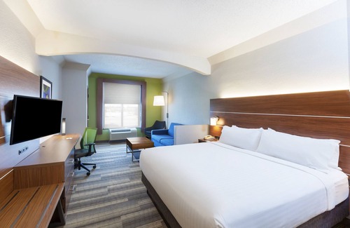 The Villages Hotel | Holiday Inn Express & Suites Houston - Memorial Park Area by IHG